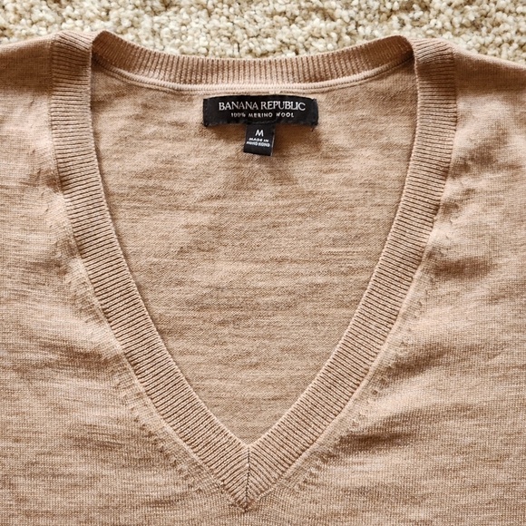 Banana Republic Extra Fine Knit Washable Merino Wool Sweater Size M Color Camel - Picture 3 of 10